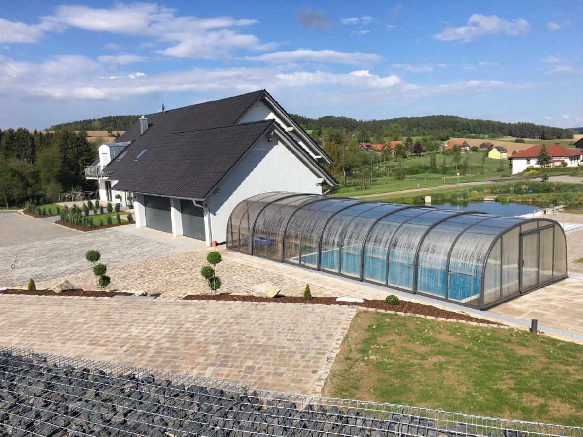 Landhaus Ferienwohnungen Mit Pool Und Wellness Neukirchen-Balbini Zewnętrze zdjęcie