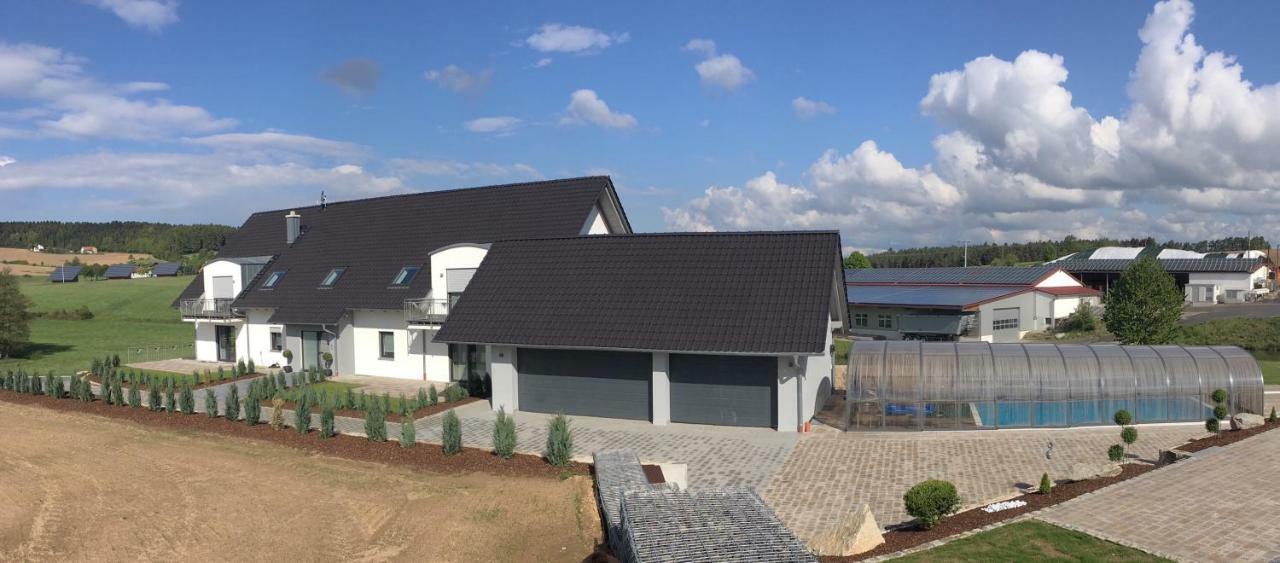 Landhaus Ferienwohnungen Mit Pool Und Wellness Neukirchen-Balbini Zewnętrze zdjęcie